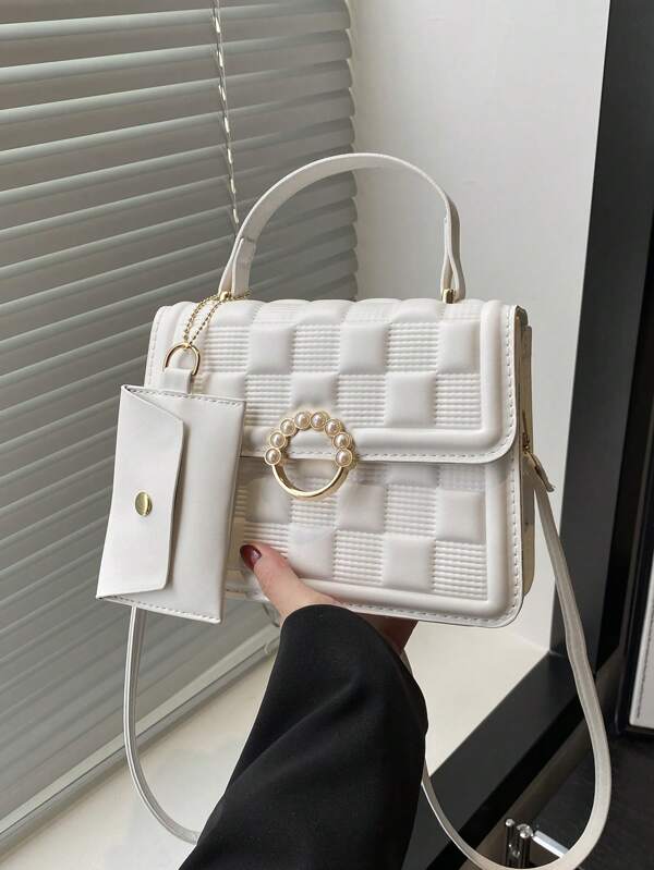 مجموعة مكونة من قطعتين: شنطة مربعة صغيرة من الجلد الصناعي سادة + شنطة صغيرة، حقيبة يد نسائية جديدة، شنطة كتف، شنطة متعددة الاستخدامات مع غطاء معدني مزخرف، مناسبة للمكتب والتسوق في الصيف، بمقاس 20.5 * 15 * 7 سم، تستوعب محفظة، هاتف، ومستحضر تجميل، علامة تجارية عالية الجودة