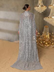 Faeriesty 优雅高领披肩袖美人鱼亮片晚礼服 - 正式庆典、红毯活动、奢华婚礼、黑色领带颁奖典礼、盛大庆典 | 结构化领口设计、夸张的披肩廓形、贴身鱼尾下摆、全覆盖闪光刺绣 - 灰色 - 查看 2