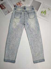 Elegante Herbstkleidung mit hochgekrempelten Ärmeln und Knöcheljeans, geeignet für Frauen, um leicht und modisch im Street-Style zu arbeiten