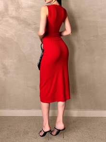 Vestido ajustado para mujer, elegante y casual, sin mangas cortas, silueta ajustada con abertura en un costado de la pierna, cuello en "V" con dos botones de presión, elegantes, decorativos y funcionales. Tela tipo canalé de poliéster y elastano, apto para temporadas de verano y primavera. Muy cómodo, ligero y agradable con tu piel, ideal para tus ocasiones especiales. Diseño corto. - Rojo - Ver 3