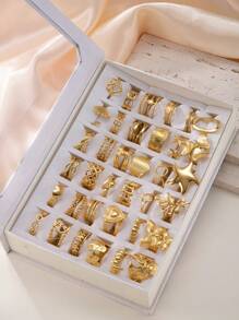 Juego de anillos de acero inoxidable chapado en oro de 18K, con diseño elegante y versátil, con grabados aleatorios, adecuado para hombres y mujeres para uso diario, días festivos, compromiso, boda o como regalo