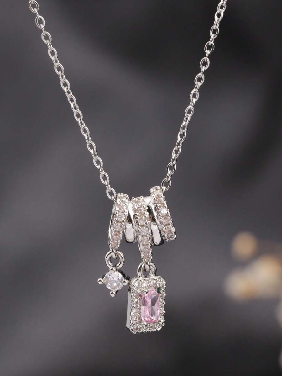 1 件 18K 金不锈钢链式流苏立方体吊坠项链，别致简约的设计，适合女性日常和办公室佩戴，礼物