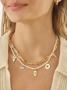 1 件女士金色珍珠项链，配有恶魔眼吊坠和镶钻三角锥吊坠，搭配字母吊坠，具有清新独特的风格，设计感十足的造型，适合在活动或节日期间佩戴。