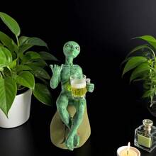 1 件古怪的绿色外星人手持瓶子装饰件，独特的手势，照亮花园角落。万圣节，可收藏的搞笑 3D 小雕像