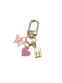 Item indispensável para o verão - Chaveiro com letra em formato de coração e borboleta rosa, com iniciais e mensagem de presente / Carta de amor | Acessório de chaveiro de coração | Pingente de bolsa personalizado | Presente, chaveiro, acessórios exclusivos para celular, design simples, presente para amigos, família, namoradas, acessórios para atividades ao ar livre, acessórios para festas, presentes, lembranças, pingente de bolsa feminina, pingente de carro, presente para meninas, presente personalizado para casamento na praia, presente ideal para madrinhas