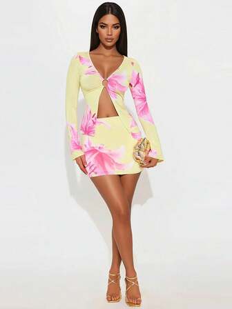 花卉印花长袖圆领开衩上衣和紧身迷你裙两件套