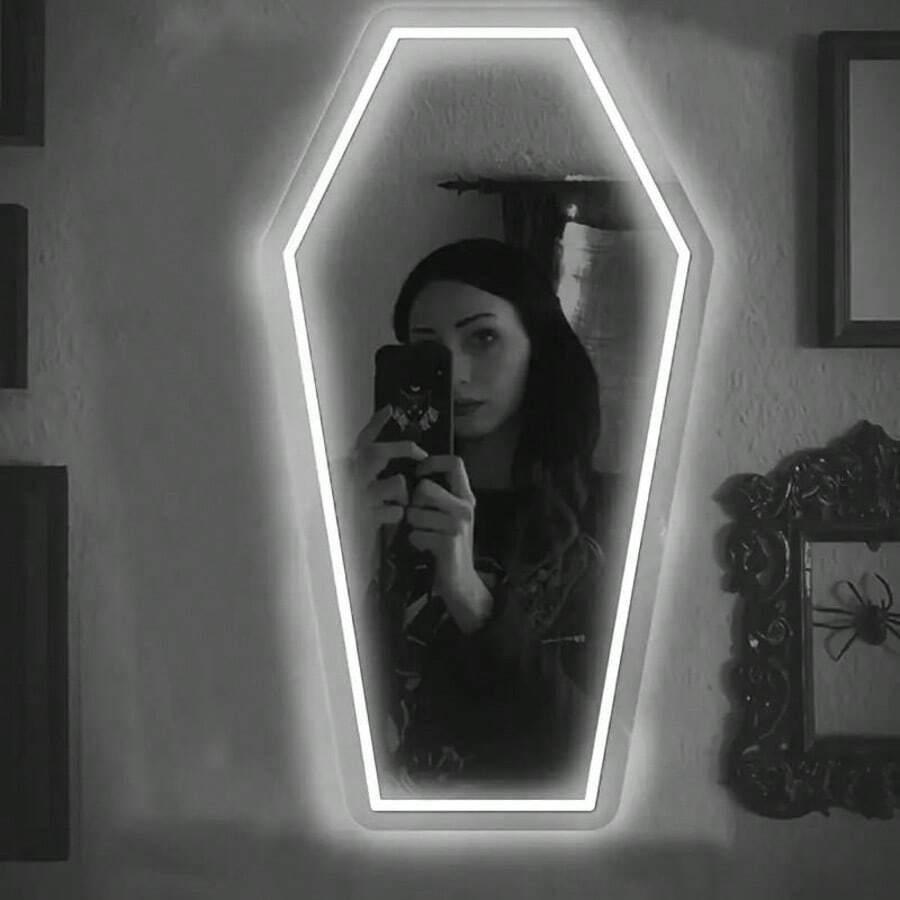 1 pièce Miroir mural néon en forme de cercueil gothique, alimenté par USB, surface en verre, style décoratif asymétrique. Convient aux passionnés d'art sombre et aux cadeaux de fête. Décoration d'Halloween, décoration de maison, décoration de fête, décoration de chambre, décoration de jardin d'Halloween pour cadeau de fée