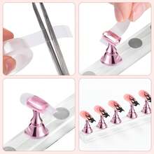 2 Sets Nail Holder Stand Press On Nail Display & Practice - Magnetic Wave Shape Nail Holder With Adjustable Angle & Non-Slip Base (Multiple Colors). Complete Starter Kit Includes Practice Nail Tips Acrylic, Gel Polish & Nail Art Training. Nail Beginners, Enthusiasts, Home Salon, Nail Tech Students & Content Creators. Nail Display, Manicure Practice, Salon Decoration, Nail Photography & Travel. Great Aspiring Nail Artists. Beginner Kit Essential ADCR - 金色 - 查看 11