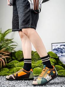 Baskets de sport respirantes rétro pour hommes, chaussures de course décontractées antidérapantes, design vintage bicolore vert et beige avec lacets basse, style confortable et respirant