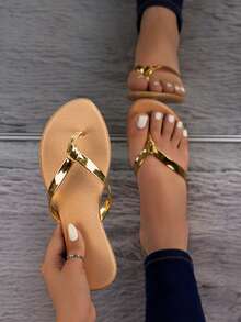 Sandalias flat de moda para mujer tipo flip flop con hermosas cintas con acabado simulación metálico para ajuste que se amoldan cómodamente a la forma del pie, elegantes, cómodas y sofisticadas, ideales para uso diario para salidas casuales, para uso en interiores y exteriores, para salidas a la playa, salidas de campo, salidas en calor, ofreciendo un toque de estilo, confort y glamour que resaltan la sofisticación en el calzado femenino. - Dorado - Ver 1