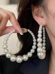 1 paire de boucles d'oreilles créoles chic de haute qualité avec design niché enveloppé de fausses perles, convient pour le style de rue des femmes, les banquets et les fêtes