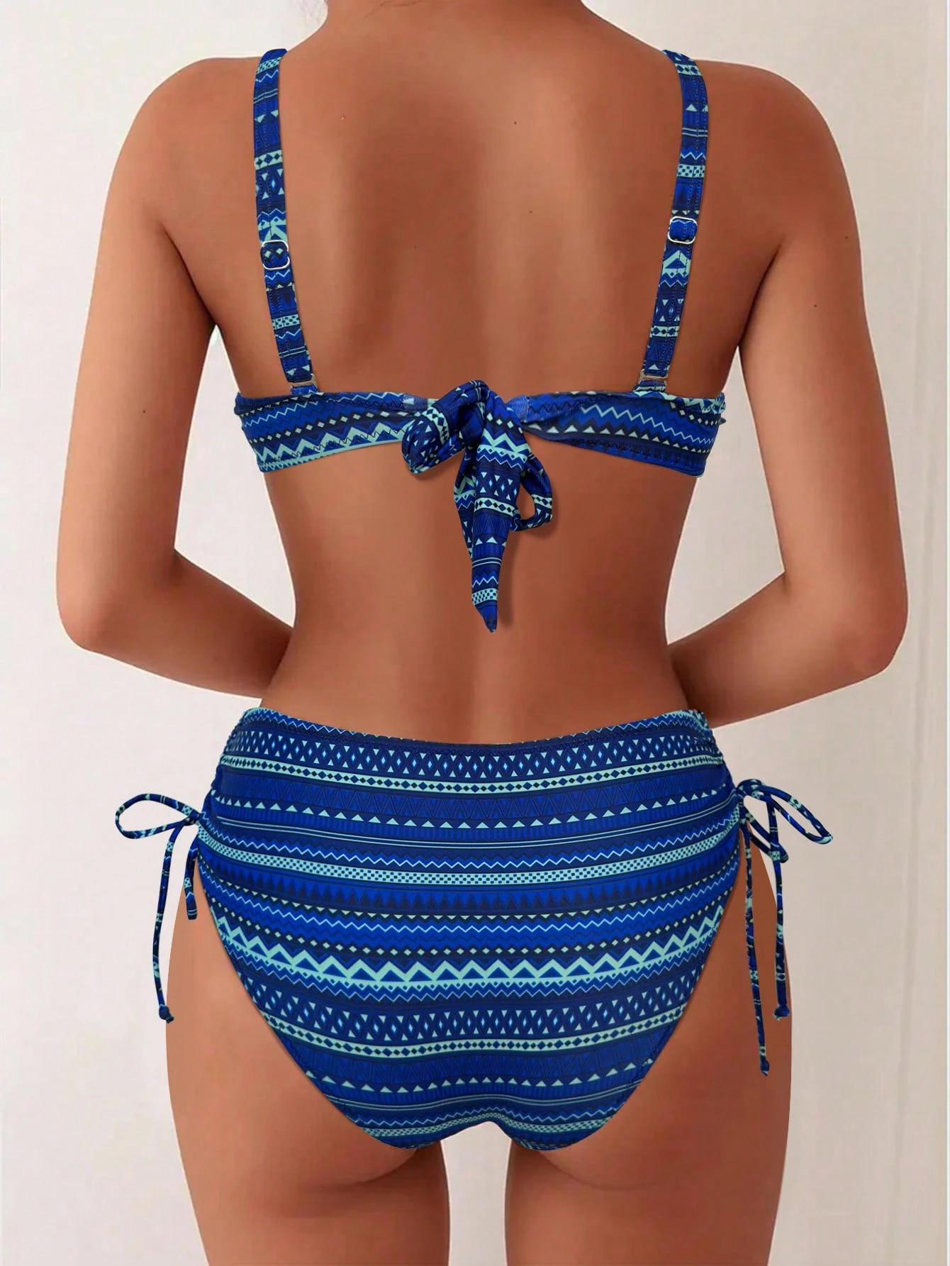 Conjunto de Maiô Bikini Feminino de Duas Peças, Estampado, Tecido de Malha de Alta Elasticidade, Poliéster 82% e Elastano 18%, Padrão Geométrico, Design com Cordão, 195g/m² no Top, 130g/m² no Forro, Roupa de Praia de Verão - Azul Marinho - Visão 4