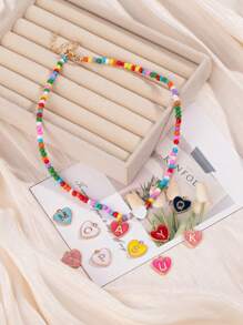 1 pieza Elegante collar inicial personalizado con colgante de acero inoxidable de 26 letras, cuentas de plástico de colores y decoración con corazón blanco, ideal como regalo para novias, compañeras de clase, amigas, adecuado para uso diario y viajes
