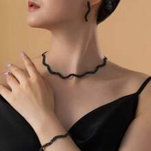 Ensemble de collier, boucles d'oreilles et bracelet à vague brillante de mode. Accessoires élégants en trois pièces pour mariée, mariage et fête