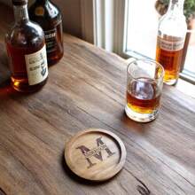Personalisierte Monogramm Holz Untersetzer, individuell graviertes Untersetzer-Set, Untersetzer mit Halter als Geschenk, Einweihungsparty Hochzeitsgeschenk, Namensinitialen Geschenk