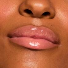 Bálsamo labial brillante Fresh Kiss de ColourPop - Cuidado labial hidratante enriquecido con péptidos, ácido hialurónico, manteca de karité y vitamina E para una fórmula ultra acolchada - Watermelon Sugar (0.49 Oz)