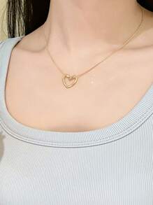 1 pièce Collier simple et élégant en alliage avec pendentif en cœur creux sur chaîne en acier inoxydable, convient pour le quotidien, les rendez-vous, les mariages, les fêtes et les vacances. Bijou minimaliste et glamour pour femme, cadeau pour amies, sœurs, copines et amoureuses