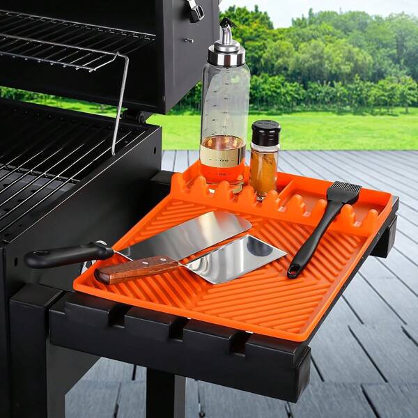 Große Silikon Grillmatte - Antihaftbeschichtete BBQ Ablage mit Tropfschale, Küchenhelterhalterung und Pfannenwender-Matte als Zubehör für Blackstone Grillplatten - Outdoor-Küchen Essentials