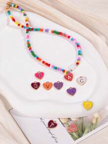 1 pieza Elegante collar inicial personalizado con colgante de acero inoxidable de 26 letras, cuentas de plástico de colores y decoración con corazón blanco, ideal como regalo para novias, compañeras de clase, amigas, adecuado para uso diario y viajes