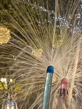 4件烟花喷水玩具，烟花飞溅效果，浪漫烟花拍摄道具，高压喷泉，适用于派对游戏，泳池摄影道具，户外派对，节日礼物，颜色随机