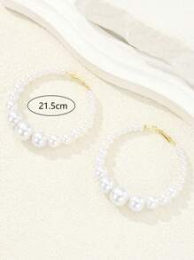 1 paire de boucles d'oreilles créoles chic de haute qualité avec design niché enveloppé de fausses perles, convient pour le style de rue des femmes, les banquets et les fêtes