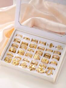 Juego de anillos de acero inoxidable chapado en oro de 18K, con diseño elegante y versátil, con grabados aleatorios, adecuado para hombres y mujeres para uso diario, días festivos, compromiso, boda o como regalo