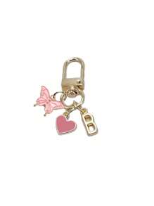 Item indispensável para o verão - Chaveiro com letra em formato de coração e borboleta rosa, com iniciais e mensagem de presente / Carta de amor | Acessório de chaveiro de coração | Pingente de bolsa personalizado | Presente, chaveiro, acessórios exclusivos para celular, design simples, presente para amigos, família, namoradas, acessórios para atividades ao ar livre, acessórios para festas, presentes, lembranças, pingente de bolsa feminina, pingente de carro, presente para meninas, presente personalizado para casamento na praia, presente ideal para madrinhas