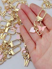 Item indispensável para o verão - Chaveiro com letra em formato de coração e borboleta rosa, com iniciais e mensagem de presente / Carta de amor | Acessório de chaveiro de coração | Pingente de bolsa personalizado | Presente, chaveiro, acessórios exclusivos para celular, design simples, presente para amigos, família, namoradas, acessórios para atividades ao ar livre, acessórios para festas, presentes, lembranças, pingente de bolsa feminina, pingente de carro, presente para meninas, presente personalizado para casamento na praia, presente ideal para madrinhas