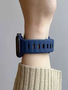 1条运动硅胶表带，兼容 42mm、38mm、40mm、41mm、44mm、45mm、46mm、49mm，时尚智能手表替换表带，适用于Series Ultra2、Ultra SE2、SE 11、10、9、8、7、6、5、4、3、2、1，男女通用 - 午夜藍 - 查看 3