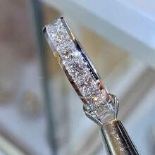 Um Anel de Noivado Deslumbrante com um Círculo Completo de Zircônia Cúbica Sintética Quadrada de 4mm em Aço Inoxidável, Perfeito para Presente do Dia dos Namorados