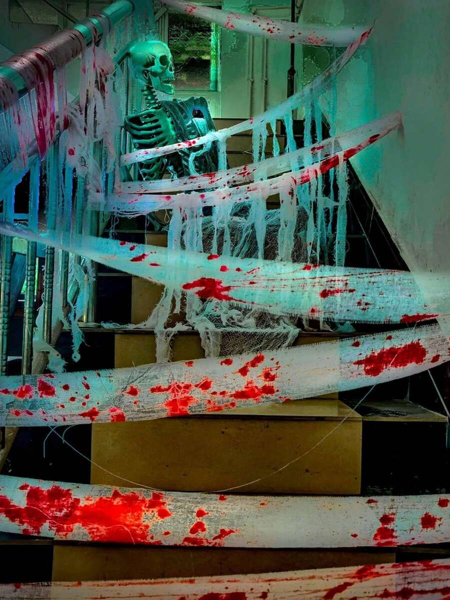 1 件万圣节恐怖血纱布、血纱布警示胶带、恐怖布条和血纱布绷带。适用于门帘、服装装饰、户外庭院、家居墙壁、鬼屋装饰、角色扮演道具、绷带拍照道具和万圣节派对装饰。