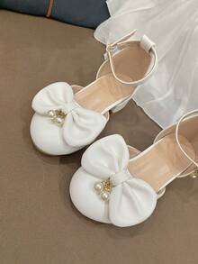 1 双可爱的白色圆头女童高跟鞋，舒适的蝴蝶结和珍珠吊坠装饰，适合女孩的生日礼物、派对、重要场合、音乐舞台