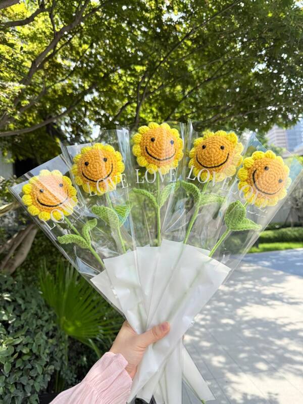 1pc & 5pcs Handmade Crochet Sunflower, Eternal Artificial Woven Sunflower, Knitted Lifelike Sunflower, Preserved Flower, Best Gift For Birthday, Wedding, Graduation, Father's Day, Mother's Day, Teacher's Day. Suitable For Home Decor In Restaurant, Living Room, Bedroom, Also Ideal For Holiday Gifts And Party Decoration. Optional Handbag Gift Packaging Available.