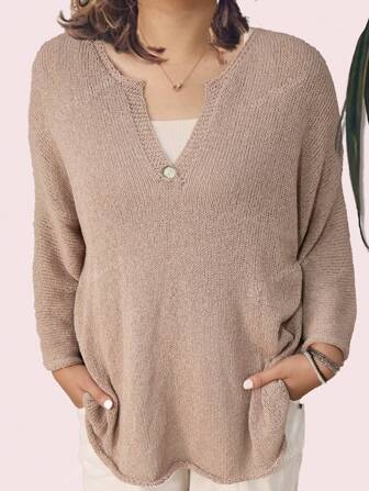 Maglione lavorato a maglia con scollo a V, di design elegante e versatile, minimalista, per taglie comode