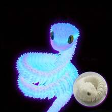 [铰接式设计] 灵活的彩虹铰接式毒蛇蛇雕像 - 树脂卡通主题收藏品，带有蓝眼睛细节，无需电力，非常适合室内和室外展示，非常适合万圣节、复活节和圣帕特里克节等节日，节日收藏品 | 逼真的纹理 | 树脂雕像