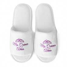 紫色15岁西班牙生日拖鞋，白色舒适珊瑚绒鞋面，6毫米厚缓冲EVA鞋底，轻便，露趾设计，适合27厘米脚长，室内、旅行、生日派对穿着 - 紫色 15歲生日 - 查看 2