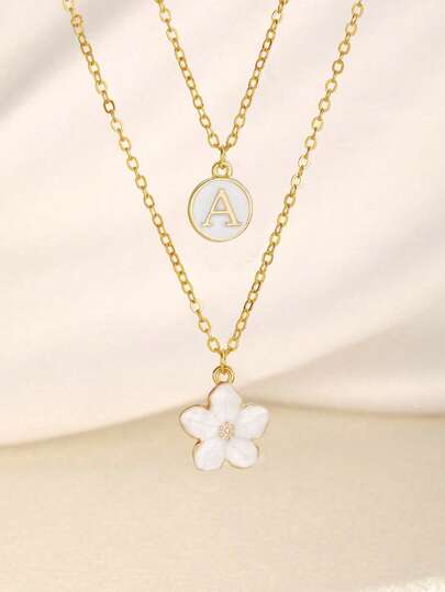 2件套时尚精致甜美五瓣花字母双层项链，适合女孩夏季海滩度假佩戴，可作颈链，也可作为生日礼物送给家人和朋友。