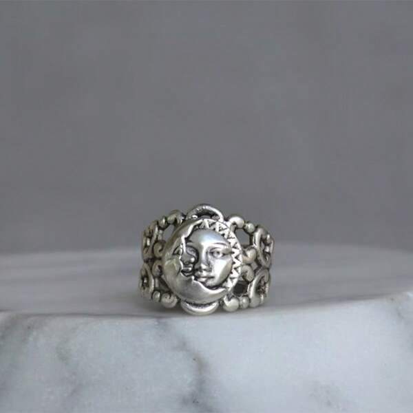 Anello da donna regolabile con design aperto e stile boho, con motivi intagliati di sole, luna e volto, gioiello alla moda adatto a ogni occasione, idea regalo per feste