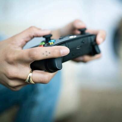 Xbox ワイヤレス コントローラー + USB-C ケーブル V8-00005