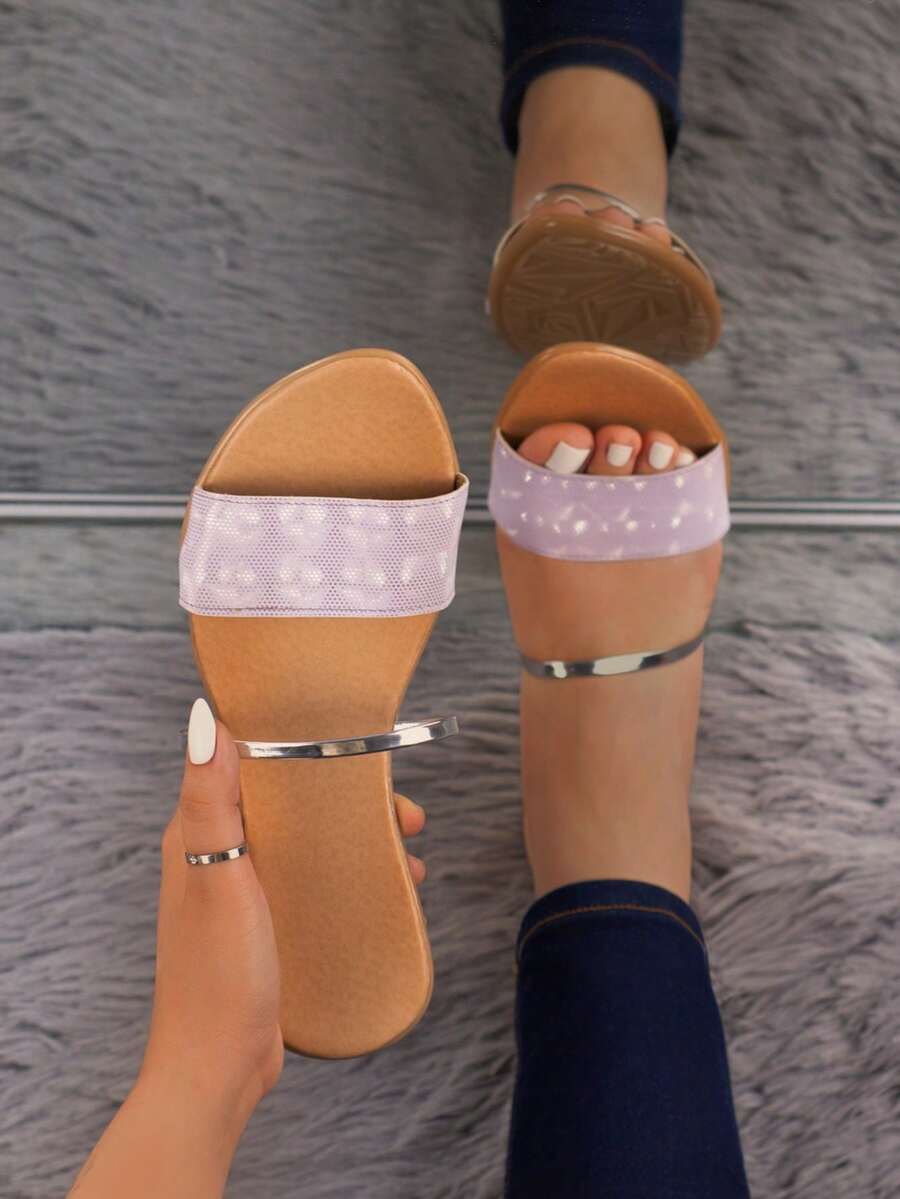 Sandalias flat para mujer tipo flip flop brillante con diseño y con hermosa aplicación para ajuste con acabado tipo metálico que permite mostrar la figura del pie, elegantes, cómodas y sofisticadas, ideales para uso diario para salidas casuales, para uso en interiores y exteriores, para salidas a la playa, salidas de campo, salidas en calor, ofreciendo un toque de estilo, confort y glamour que resaltan la sofisticación en el calzado femenino. - Lila Púrpura - Ver 1