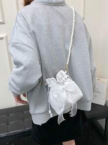 Chiếc túi đeo chéo thời trang và thanh lịch dành cho nữ này được làm từ vải polyester, trang trí bằng nơ, có dây rút và dây đeo dạng chuỗi hạt, phù hợp cho các dịp như tiệc chiêu đãi, liên hoan và đám cưới. - trắng - Xem 4