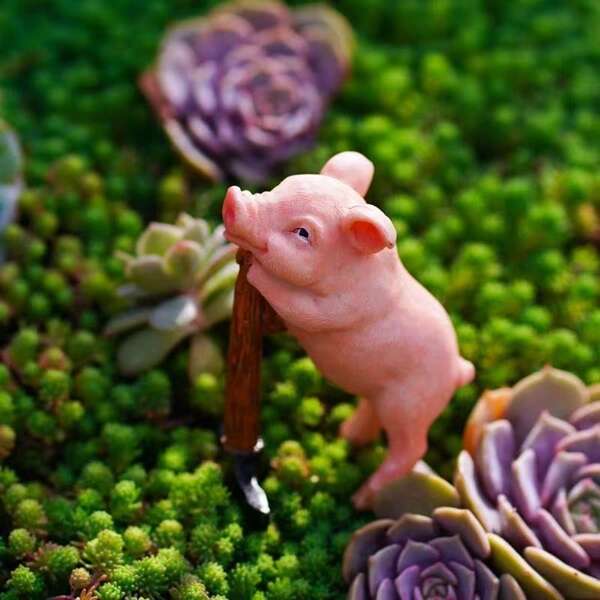 1pc Cute & Charming Handmade Resin Craft Piggy Figurine Decor, Suitable For Restaurant, Bedroom, Yard, Lawn, Festival Decoration Statue Indoor & Outdoor