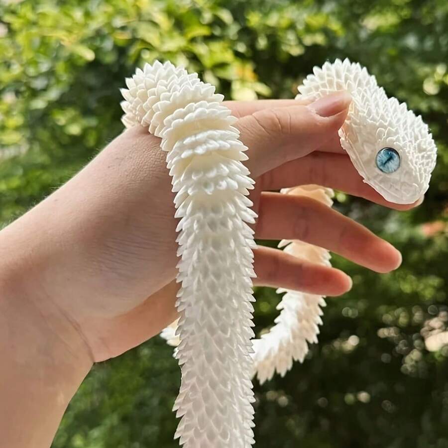 [铰接式设计] 灵活的彩虹铰接式毒蛇蛇雕像 - 树脂卡通主题收藏品，带有蓝眼睛细节，无需电力，非常适合室内和室外展示，非常适合万圣节、复活节和圣帕特里克节等节日，节日收藏品 | 逼真的纹理 | 树脂雕像