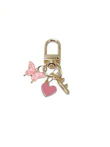 Item indispensável para o verão - Chaveiro com letra em formato de coração e borboleta rosa, com iniciais e mensagem de presente / Carta de amor | Acessório de chaveiro de coração | Pingente de bolsa personalizado | Presente, chaveiro, acessórios exclusivos para celular, design simples, presente para amigos, família, namoradas, acessórios para atividades ao ar livre, acessórios para festas, presentes, lembranças, pingente de bolsa feminina, pingente de carro, presente para meninas, presente personalizado para casamento na praia, presente ideal para madrinhas