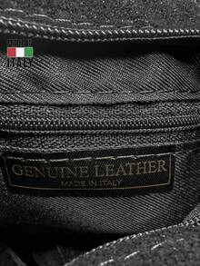 Túi đeo vai nữ. Sản xuất tại Ý. Làm bằng da thật. Phù hợp khi đi du lịch, công tác, nghỉ dưỡng, làm việc, đi làm, phong cách sang trọng nhẹ nhàng. Phong cách Y2K. Cổ điển, thời trang, phổ biến. Nhẹ. Đa năng. Nhiều màu sắc. - D22 Xanh đậm - Xem 3