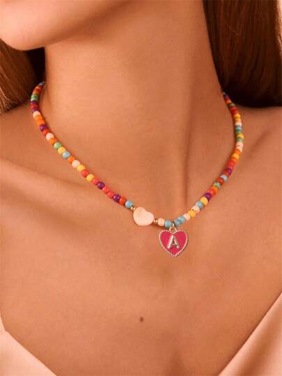 1 Peça Colar Elegante de Estilo de Menina Adolescente com Pingente de Letra Dourada em Aço Inoxidável 26, Pingente de Coração Branco e Contas de Plástico Coloridas, Colar com Inicial Nome Adequado para Presentes para Namoradas, Colegas de Classe e Amigos, Adequado para Acessórios de Rua e Viagem