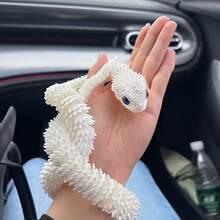 [铰接式设计] 灵活的彩虹铰接式毒蛇蛇雕像 - 树脂卡通主题收藏品，带有蓝眼睛细节，无需电力，非常适合室内和室外展示，非常适合万圣节、复活节和圣帕特里克节等节日，节日收藏品 | 逼真的纹理 | 树脂雕像