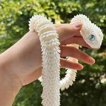 [铰接式设计] 灵活的彩虹铰接式毒蛇蛇雕像 - 树脂卡通主题收藏品，带有蓝眼睛细节，无需电力，非常适合室内和室外展示，非常适合万圣节、复活节和圣帕特里克节等节日，节日收藏品 | 逼真的纹理 | 树脂雕像