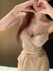 性感 V 领蕾丝衬垫细肩带短款上衣，修身剪裁，迷人的露背设计 - 卡其色 - 查看 3