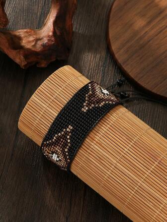 Handgjort bohemiskt pärlarmband med vintagestil, gotiskt, geometriskt tegelsömmönster lämpligt för kvinnors dagliga semesterkläder, mångsidig presentgivning